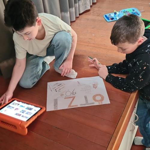 Buben beim Ausarbeiten mit Tablet