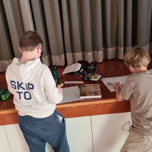 Buben beim Ausarbeiten 