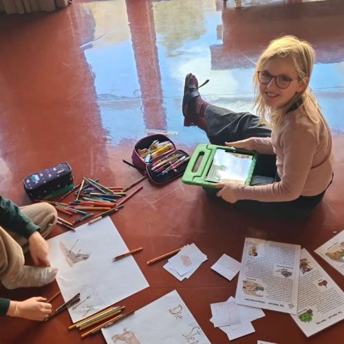 Mädchen in der Aula beim Arbeiten