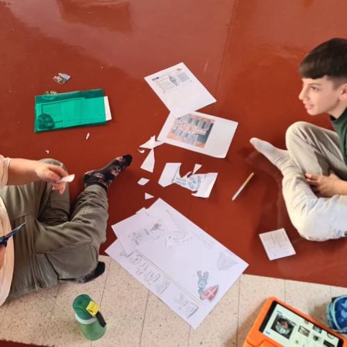 Buben in der Aula beim Arbeiten