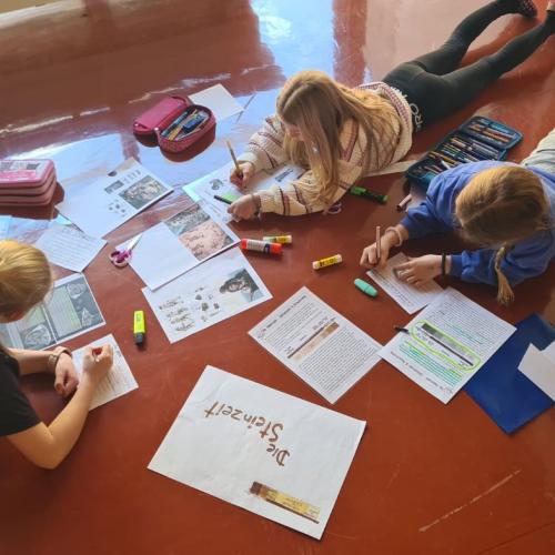 Mädchen in der Aula beim Arbeiten