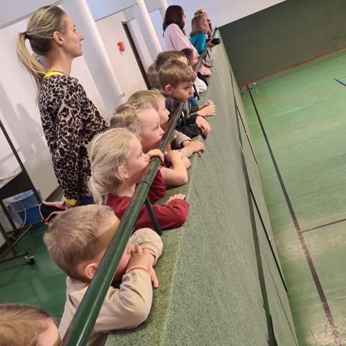 Schuleinschreiber schauen in den Turnsaal