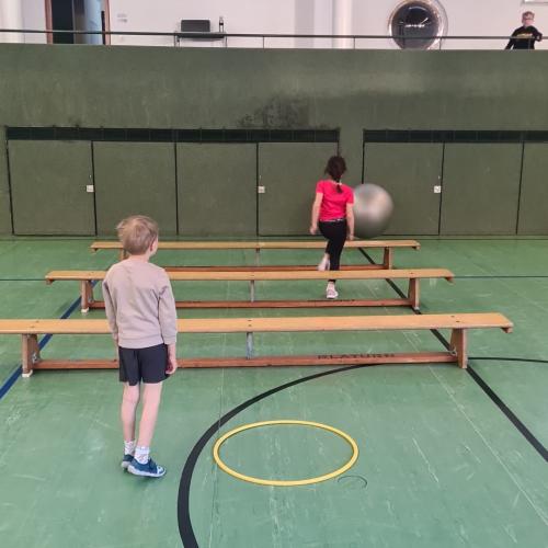 Schuleinschreiber im Turnsaal