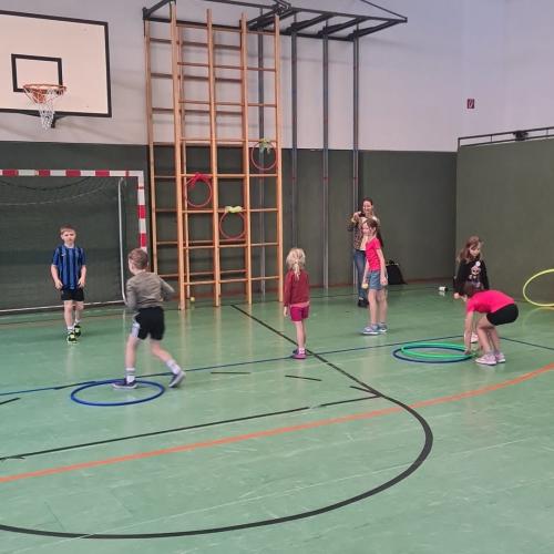 Schuleinschreiber im Turnsaal