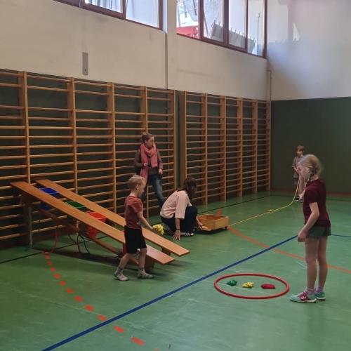 Schuleinschreiber im Turnsaal