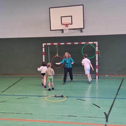 Schuleinschreiber im Turnsaal