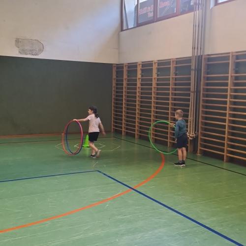 Schuleinschreiber im Turnsaal