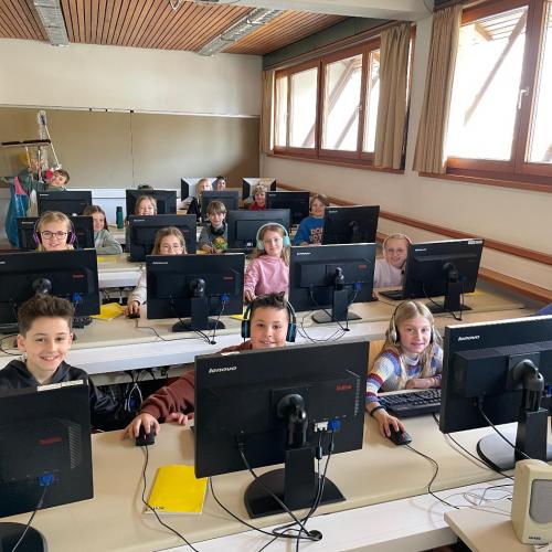 Kinder vor den Computern von vorne