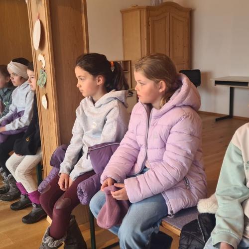 Kinder hören gespannt zu