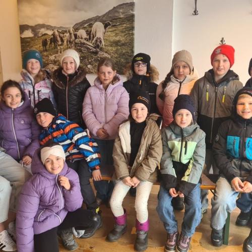 Klasse 3a unterwegs beim Vorlesespaziergang