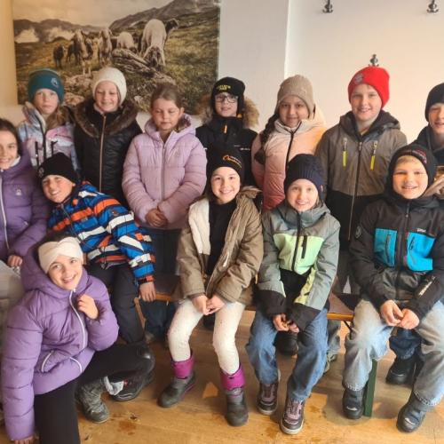 Klasse 3a unterwegs beim Vorlesespaziergang