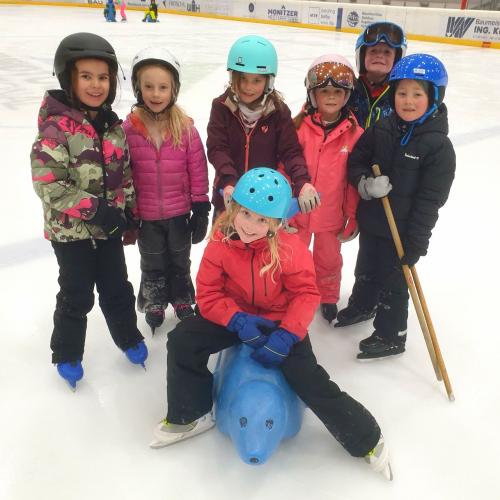Kinder auf der Eisfläche