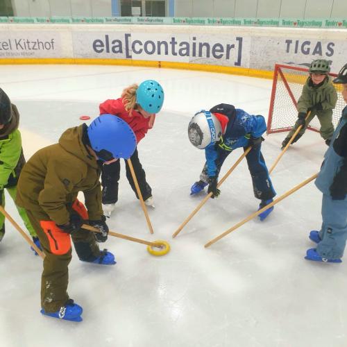 Kinder beim Eishockey Spielen