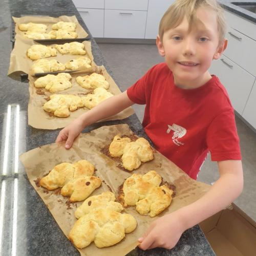 Bub mit fertigen Osterbroten