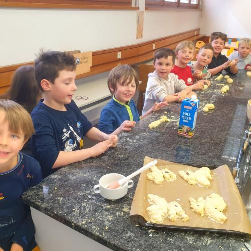 Kinder beim Osterbrote Backen