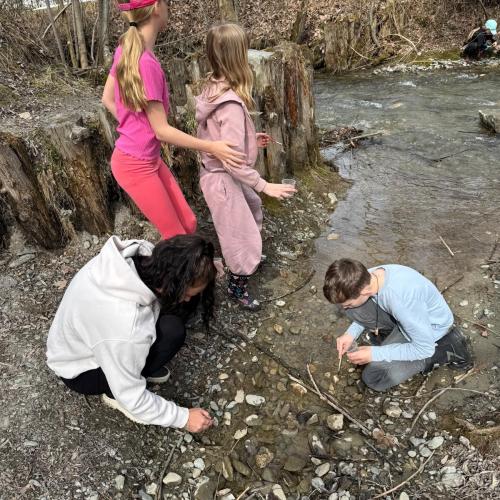 4 Kinder bei Wasserlauf