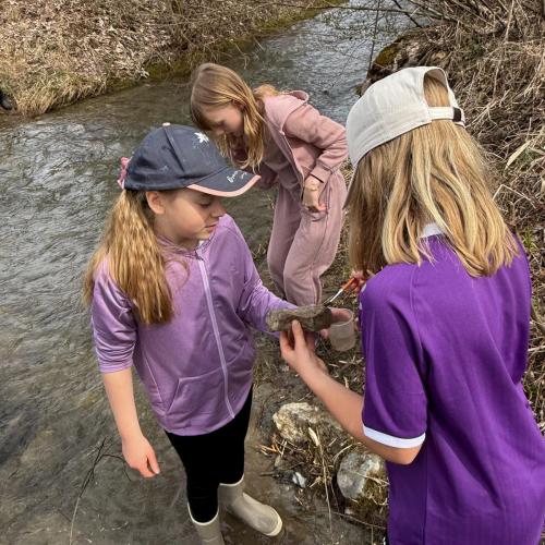 3 Kinder am Wasserlauf