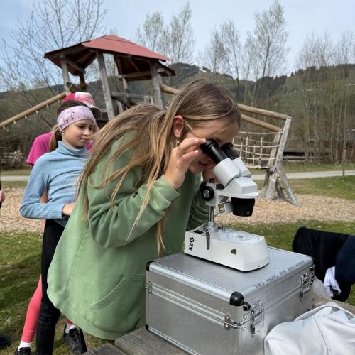 Mädchen am Mikroskop