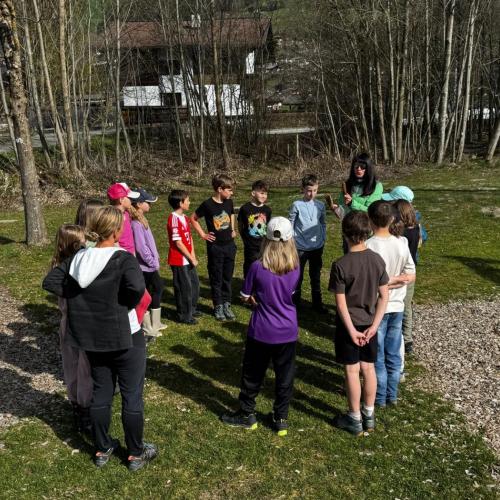 Kinder stehen im Kreis