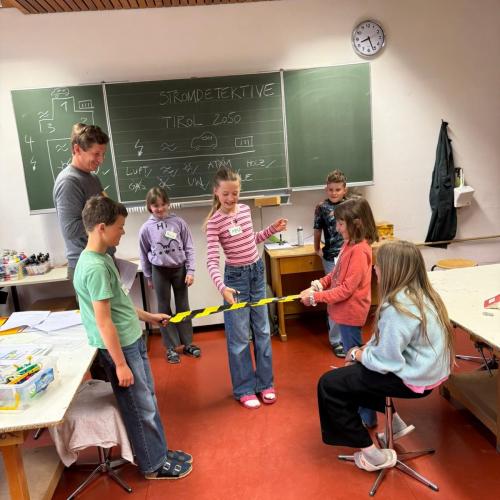 Kinder beim Workshop Stromdetektiv*innen
