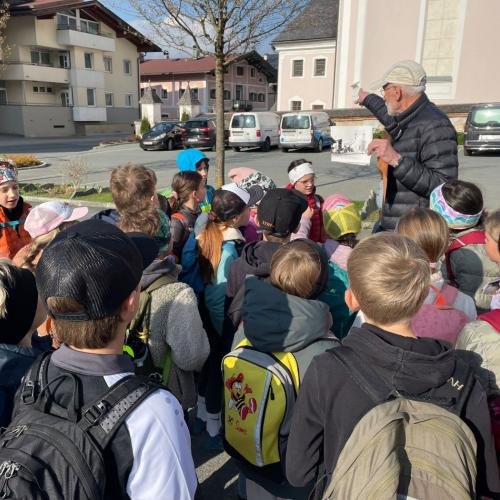 Hr. Wurzrainer erklärt vor der Kirche