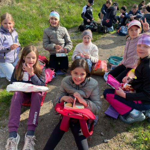 Kinder beim Jausnen am Feldweg
