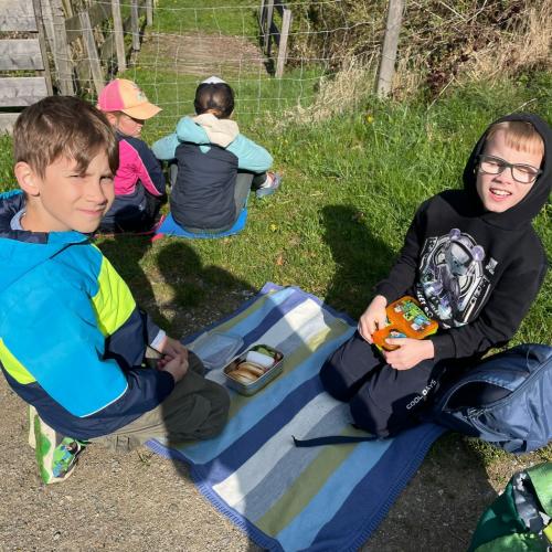 Kinder jausnen am Weg