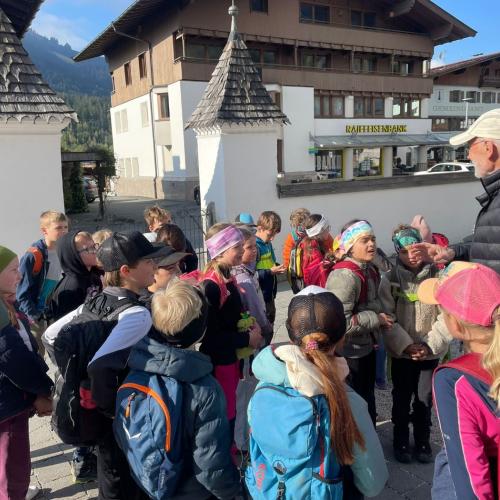 Kinder vor der Kirche