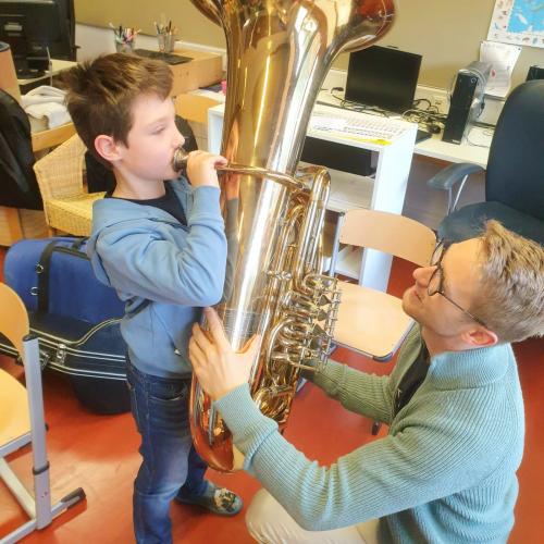 Bub mit Tuba