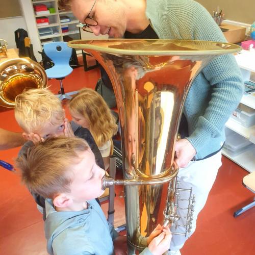 Bub mit Tuba