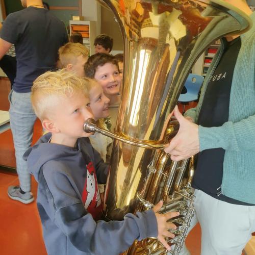 Bub mit Tuba
