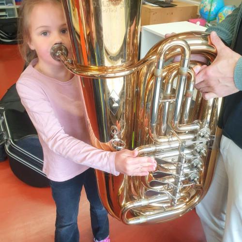 Mädchen mit Tuba