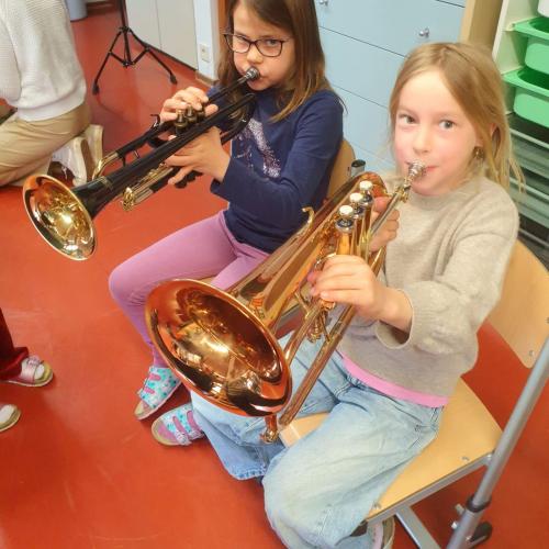 Mädchen mit Flügelhorn und Mädchen mit Trompete