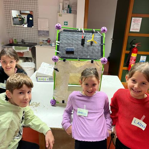 Kinder vor ihrem Haus