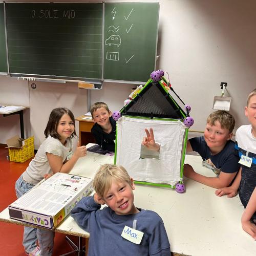 Kinder vor ihrem Haus