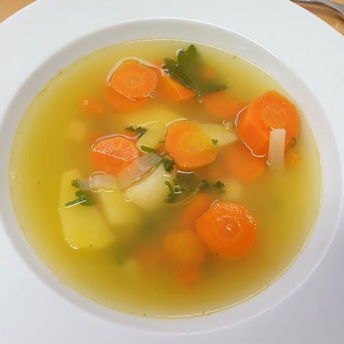 Fertige Gemüsesuppe im Teller