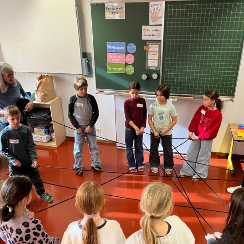 Kinder stehen im Kreis bei Übung zu Gewaltprävention