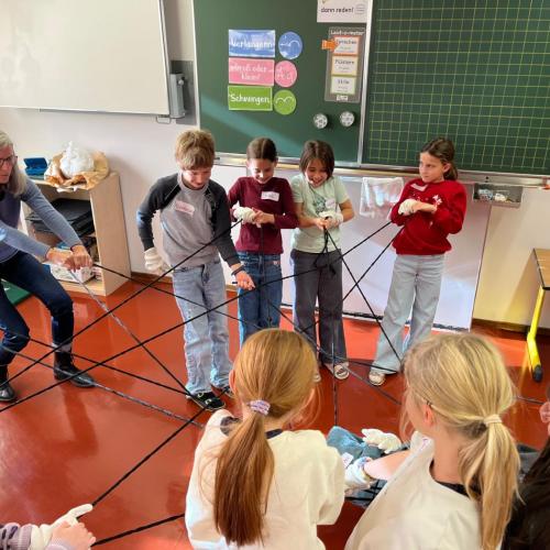 Kinder stehen im Kreis bei Übung zu Gewaltprävention