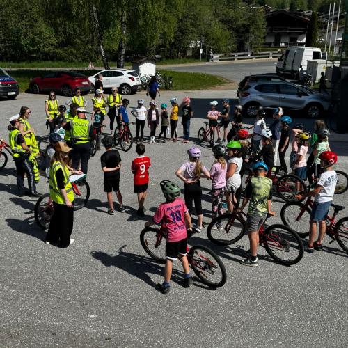 Kinder im Keis mit Fahrrädern