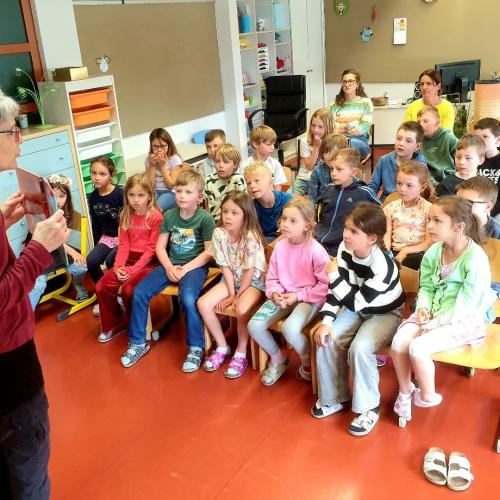 Lesung von Susa Hämmerle, Kinder höre gespannt zu