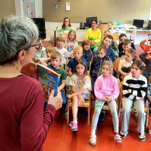Lesung von Susa Hämmerle, Kinder höre gespannt zu