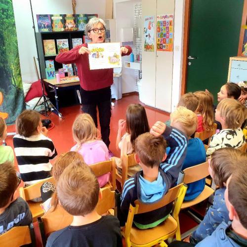 Lesung von Susa Hämmerle, Kinder höre gespannt zu