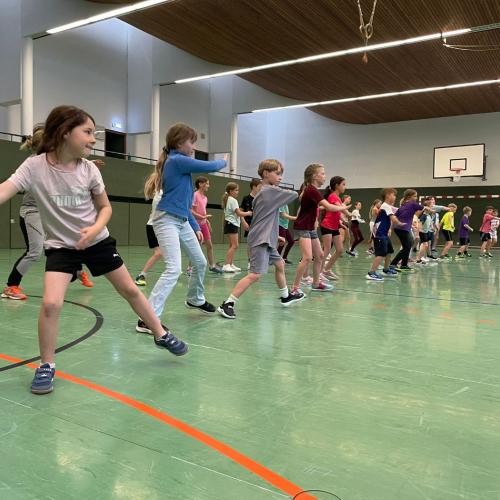 SchülerInnen üben Choreographie