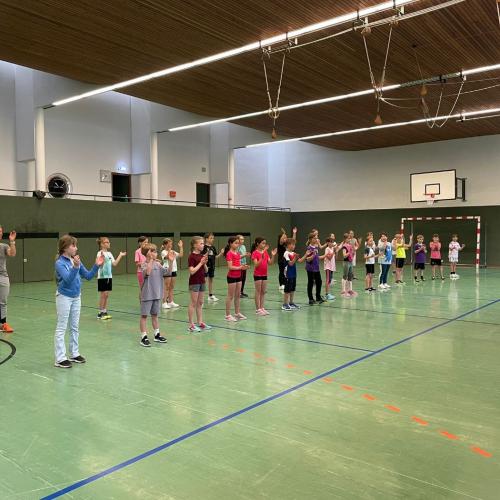 SchülerInnen üben Choreographie