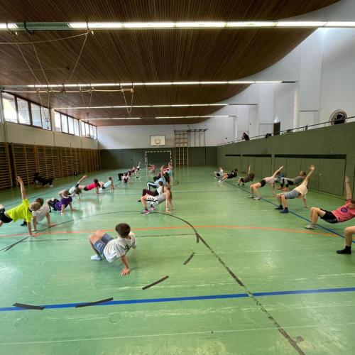 SchülerInnen üben Choreographie