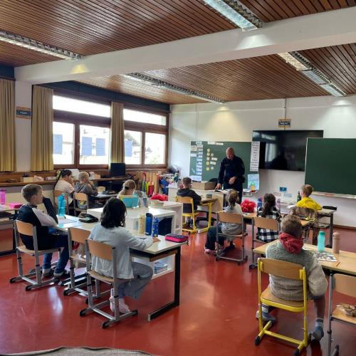 Klasse mit Polizistin Maria