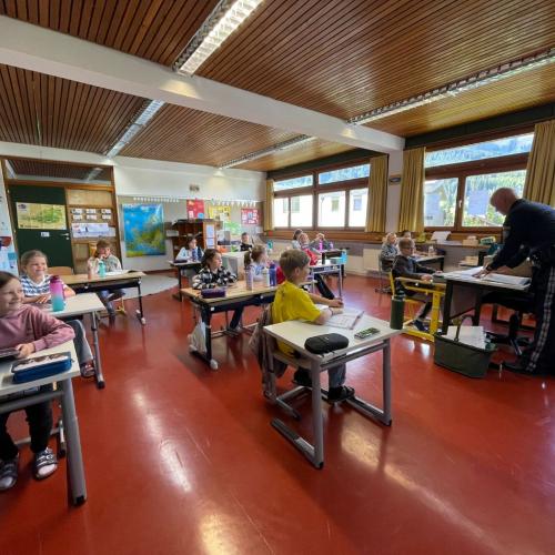 Klasse mit Polizistin Maria
