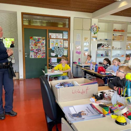 Klasse mit Polizistin Maria