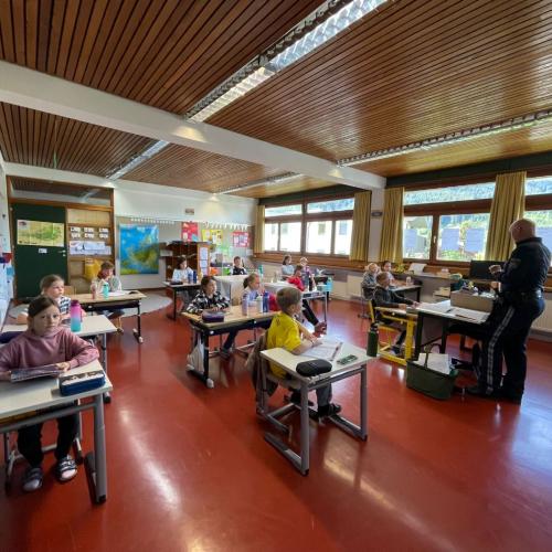 Klasse mit Polizistin Maria