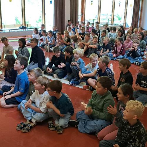 Kinder warten gespannt auf die Verleihung